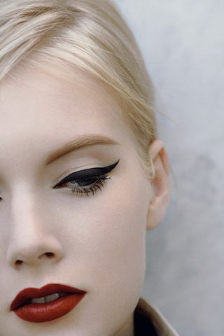 winged eyeliner red lip